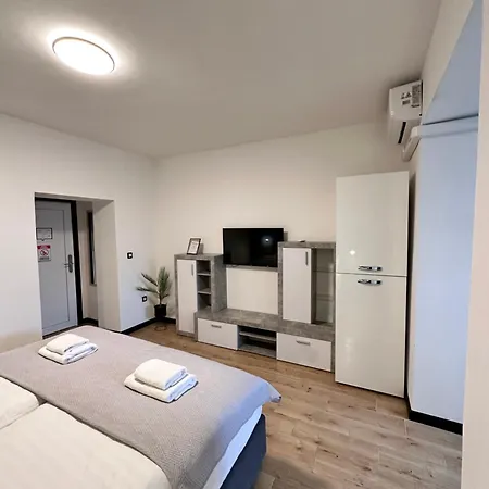 Crolivia Apartmans In Center * 普拉